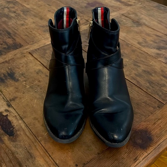 Tommy Hilfiger Black Ankle zipper boots 7M with Gold Emblem - Picture 6 of 16